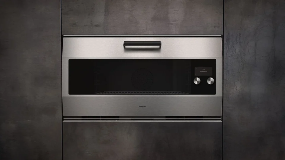 A 90 cm-wide oven with 17 heating modes and a stainless-steel door.